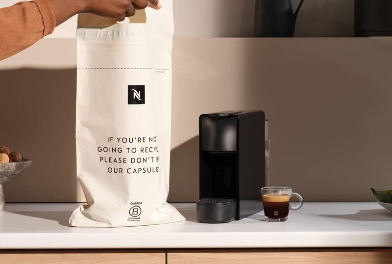 Пакет капсул Nespresso с броским текстом