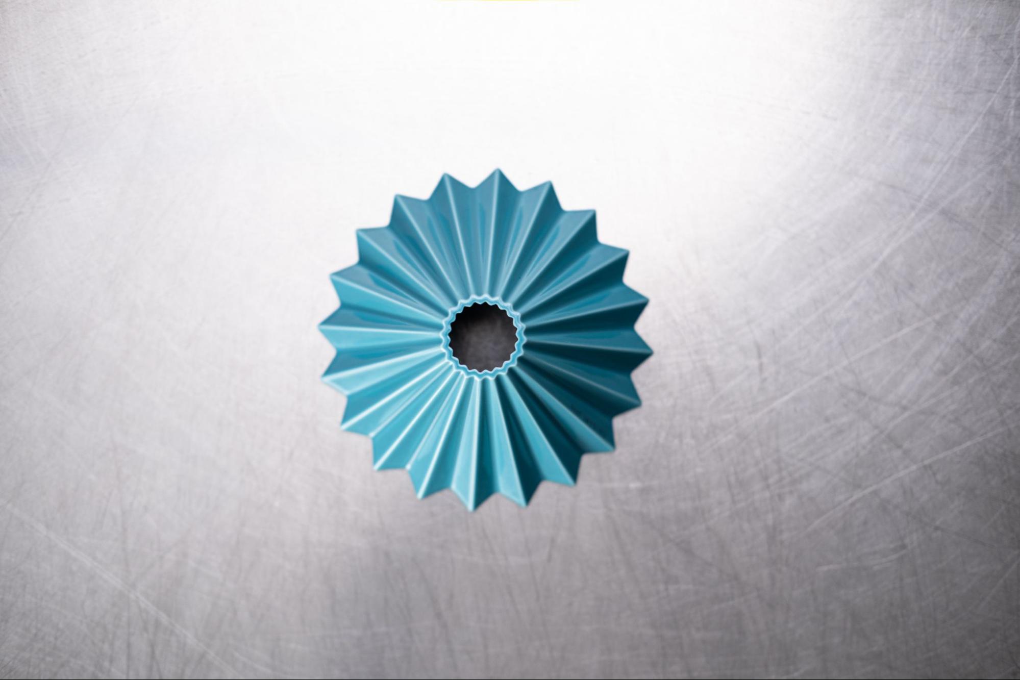 Отверстие на дне Origami на 5 мм шире и глубже, чем в воронке V60